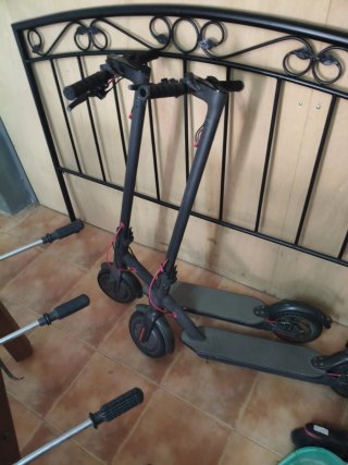 Due monopattini elettrici (senza caricabatterie/batteria vecchia)