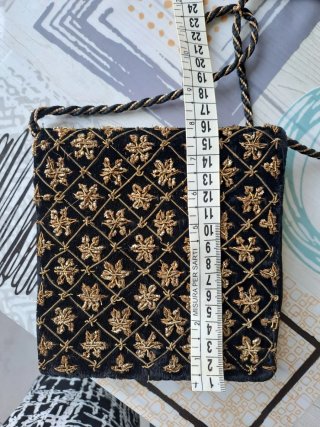 Borsa vintage nera con ricami oro