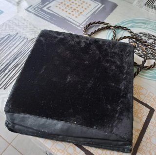 Borsa vintage nera con ricami oro
