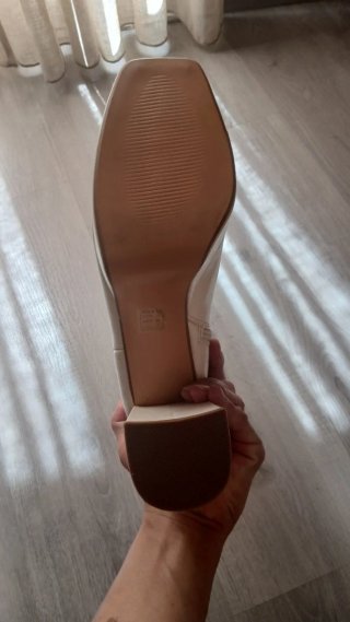 Botines tobilleros beige sin estrenar. Tacon 12cm.