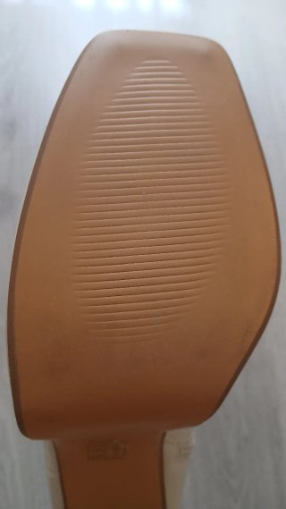 Botines tobilleros beige sin estrenar. Tacon 12cm.