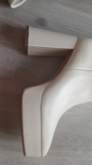 Botines tobilleros beige sin estrenar. Tacon 12cm.