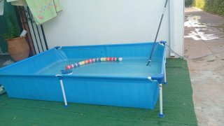 Piscina familiar azul y multicolor