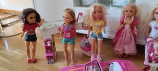 Lote de muñecas y accesorios