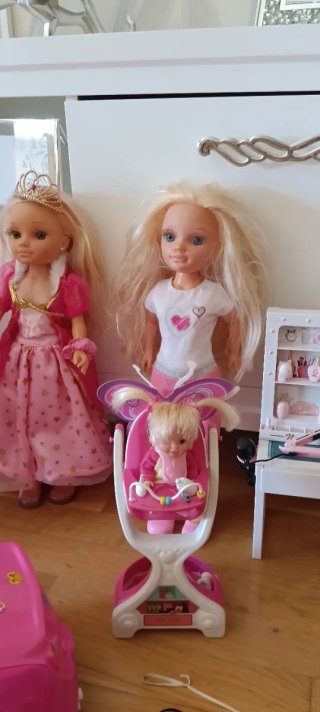 Lote de muñecas y accesorios
