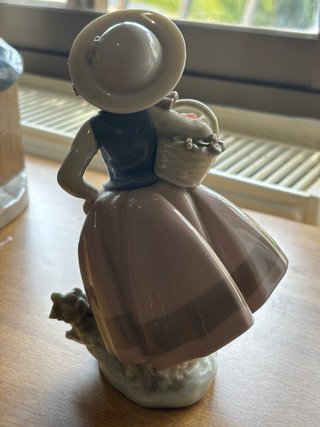 Figura Lladró Niña con Cesta