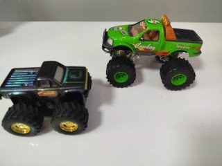 Juguetes, coche militar todoterreno Tiger, aviones