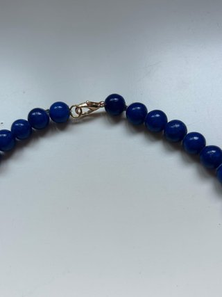 Collar azul con colgante corazón