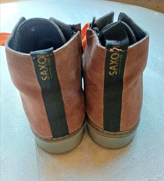 Scarponcino Saxone camoscio marrone lacci arancio