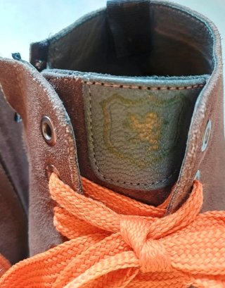 Scarponcino Saxone camoscio marrone lacci arancio