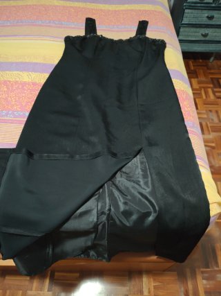 Vestido de fiesta negro con pedrería