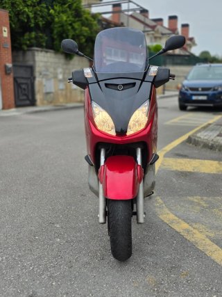 Yamaha XMAX 250 Maxi Scooter Roja
