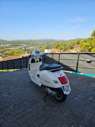 Vespa GTS 300 Blanca