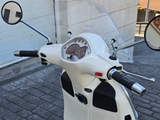 Vespa GTS 300 Blanca
