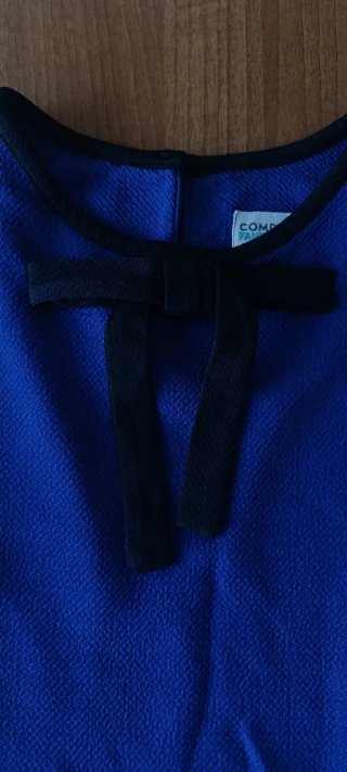 Vestido azul con lazo negro