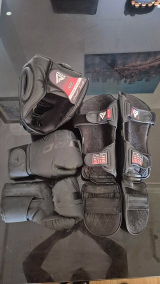 Casco, guantes y espinilleras RDX