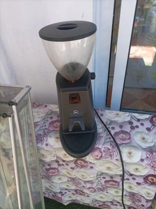 Molinillo de café eléctrico negro
