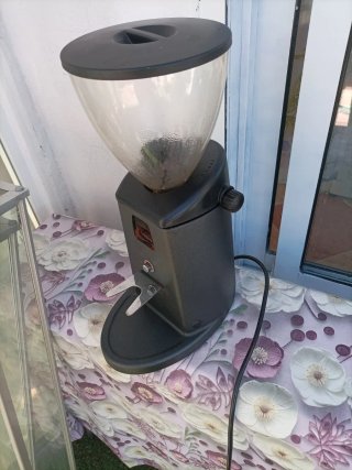 Molinillo de café eléctrico negro
