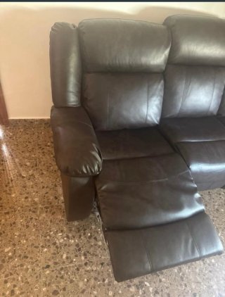 Sofá de piel marrón