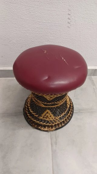 Taburete piel y ratán africano 70s