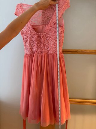 Vestido de fiesta rosa con encaje