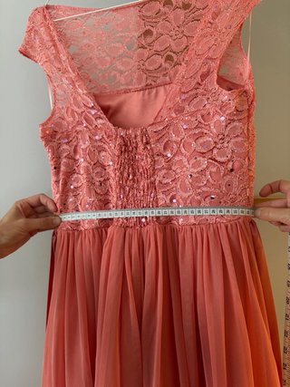 Vestido de fiesta rosa con encaje