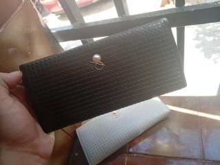Cartera de mujer beige con detalle perla