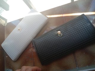 Cartera de mujer beige con detalle perla