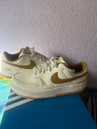 Zapatillas Nike Air Force 1 Blancas y Doradas
