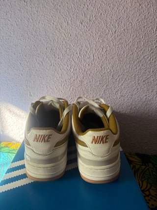 Zapatillas Nike Air Force 1 Blancas y Doradas