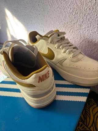Zapatillas Nike Air Force 1 Blancas y Doradas
