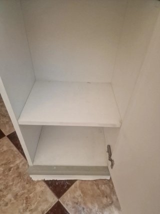 Mueble de baño estrecho blanco y gris