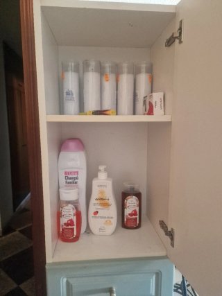 Mueble de baño estrecho blanco y gris