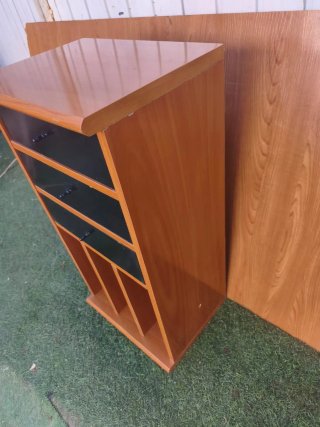 Mesilla de madera con cajones y huecos