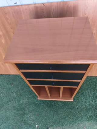 Mesilla de madera con cajones y huecos