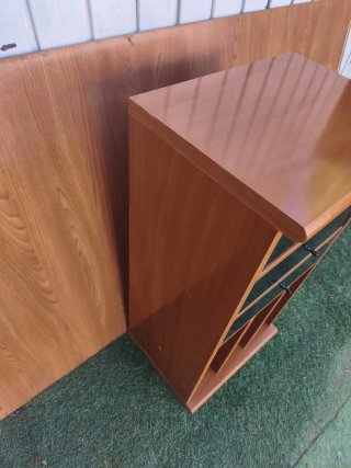 Mesilla de madera con cajones y huecos