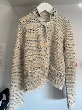 Chaqueta de vestir con piedras en cuello