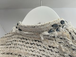 Chaqueta de vestir con piedras en cuello