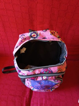 Mochila escolar Totto rosa flores.