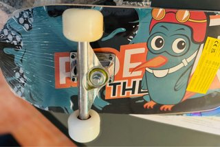 monopatín (skateboard) personaje de Perry el Ornit