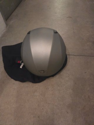 Casco de moto plateado con visera