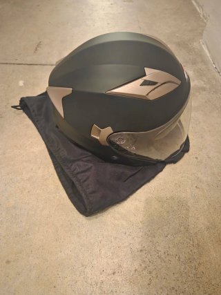 Casco de moto negro