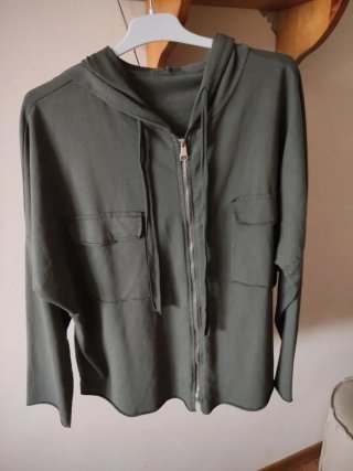 Cazadora sobre camisa con capucha verde