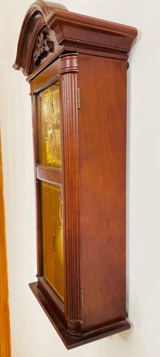Reloj de pared de madera con péndulo
