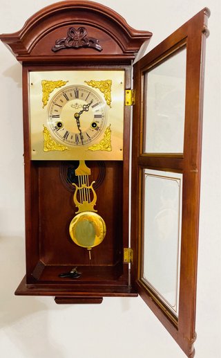Reloj de pared de madera con péndulo
