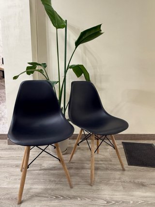 Juego de 2 sillas negras patas madera