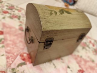 Caja de madera decorada con rosas