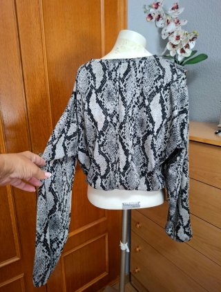 Top vaporoso estampado serpiente