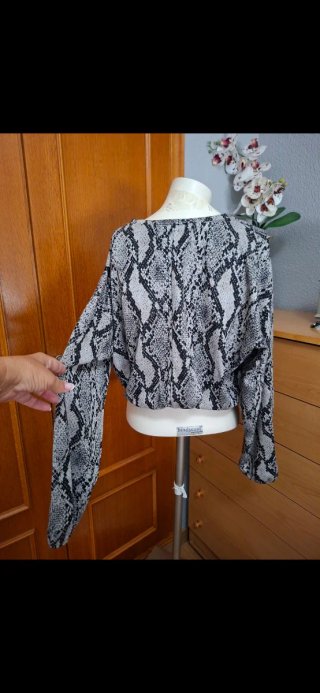 Top vaporoso estampado serpiente