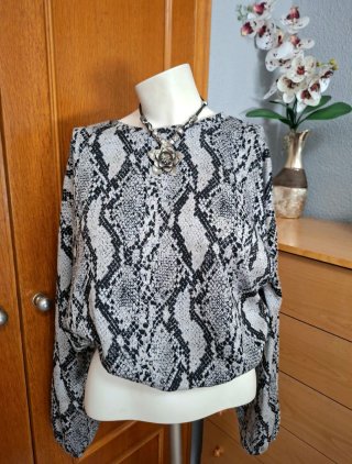 Top vaporoso estampado serpiente
